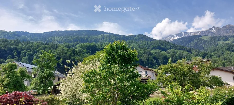 Appartement de jardin ensoleillé avec vue sur les montagnes.
