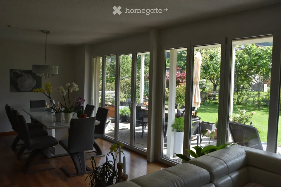 Appartement de jardin ensoleillé avec vue sur les montagnes.