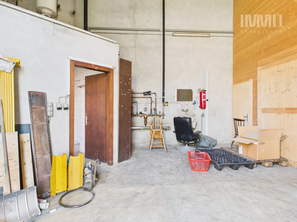 Magazzino con camere frigorifere e due studi