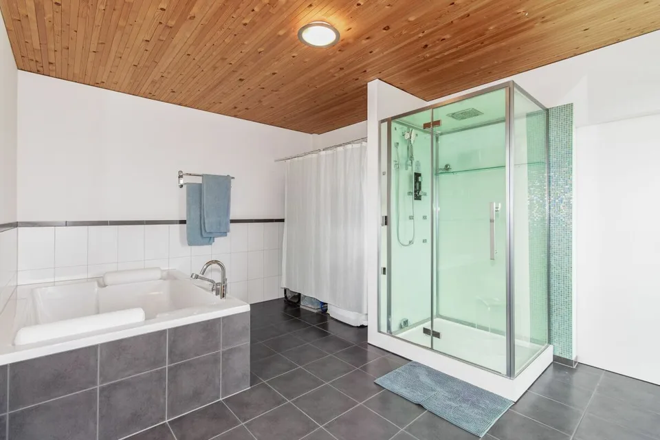 Charaktervolles 4.5-Zimmer-Architektenhaus - Moderne Holzarchitektur mit unverbaubarer Weitsicht – Foto 13 von 15