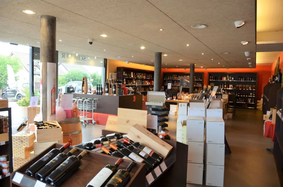 Proprietà commerciale moderna in vendita in una posizione molto buona appena fuori le porte di Aarau