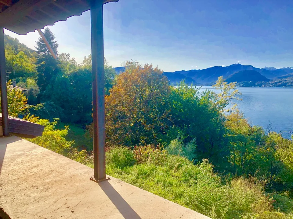 Grande villa à achever dans un endroit calme et ensoleillé avec une vue unique sur le lac à 180 degrés – photo 12 sur 15