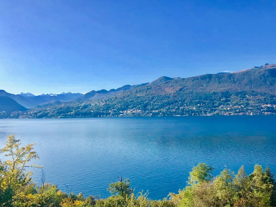 Grande villa à achever dans un endroit calme et ensoleillé avec une vue unique sur le lac à 180 degrés – photo 14 sur 15