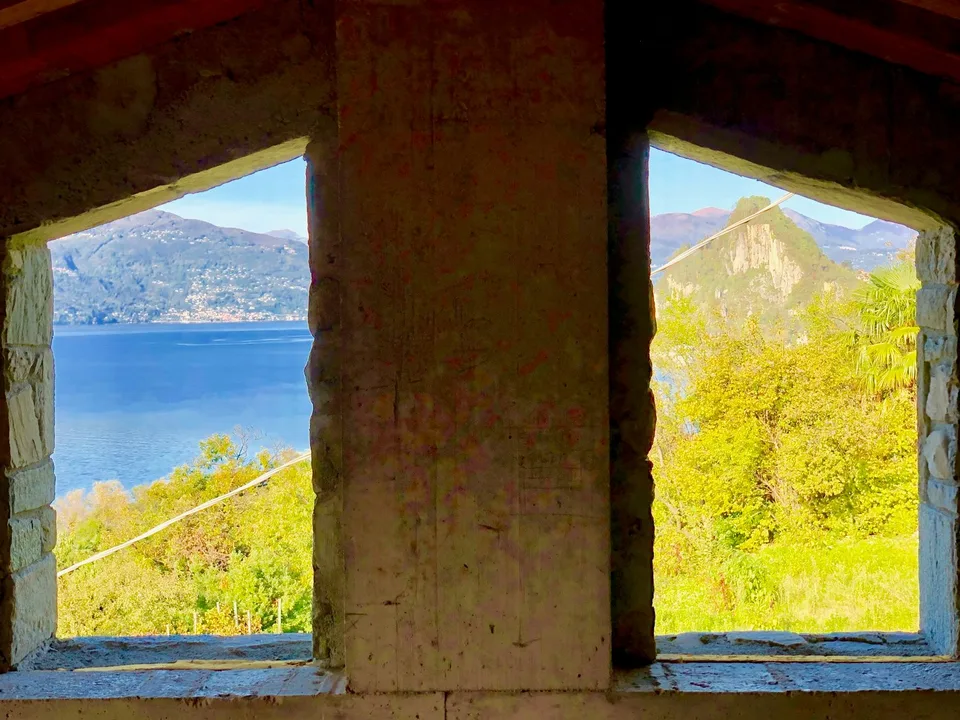 Grande villa à achever dans un endroit calme et ensoleillé avec une vue unique sur le lac à 180 degrés – photo 9 sur 15