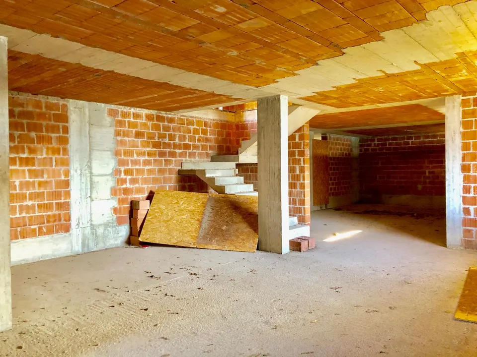 Große Villa zum Fertigstellen in ruhiger und sonniger Lage mit einmaligem 180 Grad Seeblick