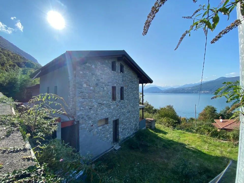Große Villa zum Fertigstellen in ruhiger und sonniger Lage mit einmaligem 180 Grad Seeblick