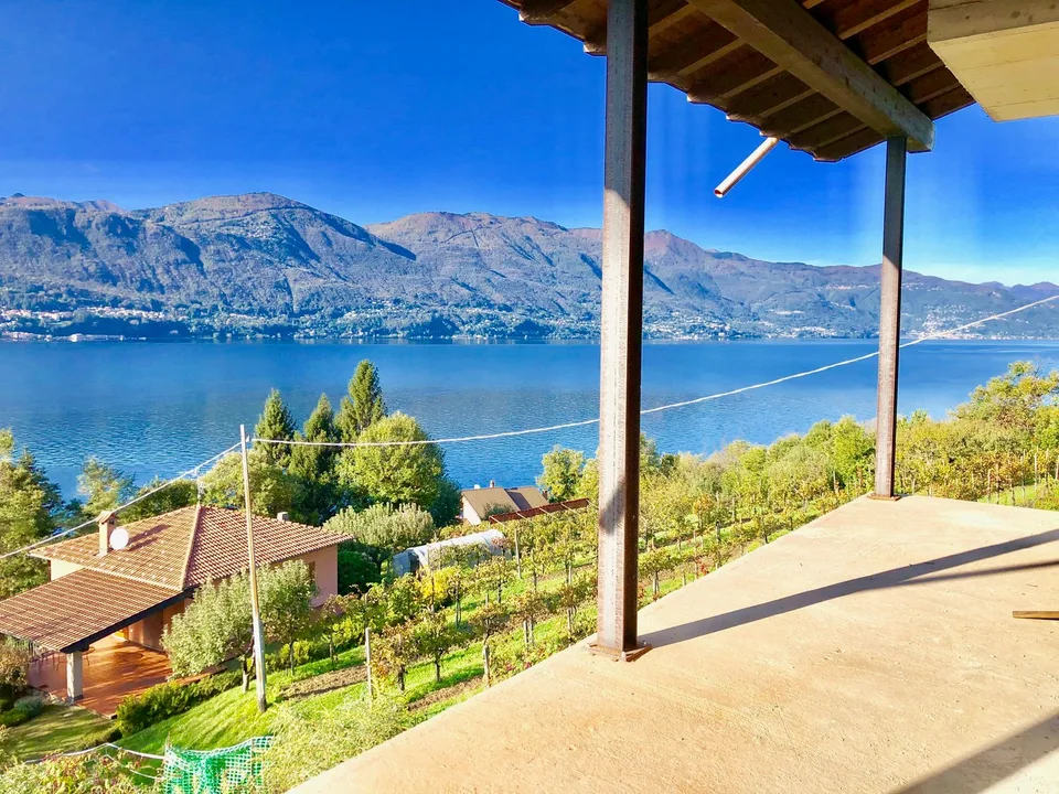 Grande villa à achever dans un endroit calme et ensoleillé avec une vue unique sur le lac à 180 degrés – photo 11 sur 15