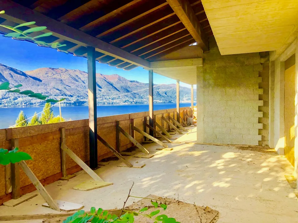 Grande villa à achever dans un endroit calme et ensoleillé avec une vue unique sur le lac à 180 degrés – photo 10 sur 15
