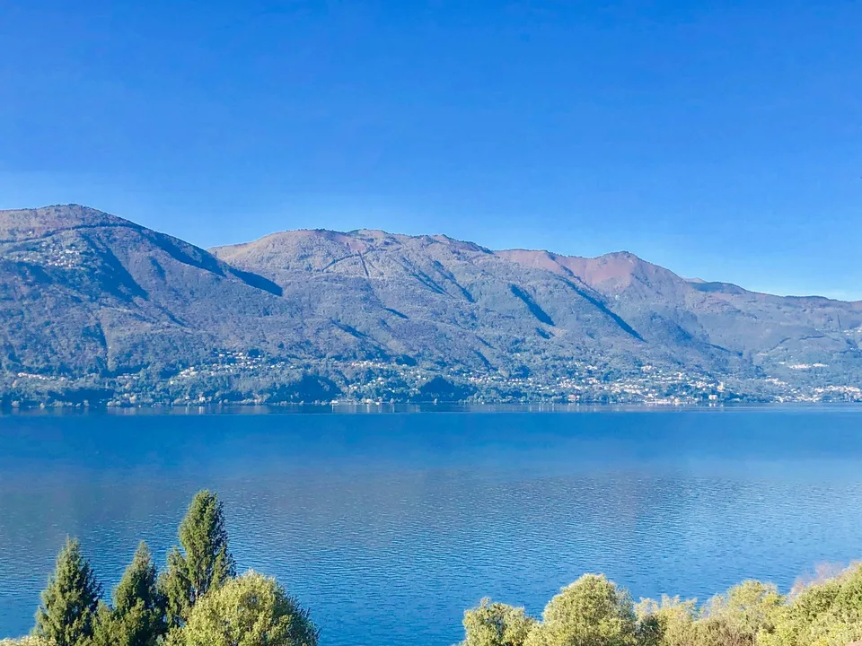 Grande villa à achever dans un endroit calme et ensoleillé avec une vue unique sur le lac à 180 degrés – photo 15 sur 15