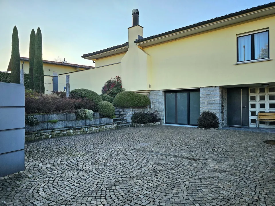 Balerna: Meravigliosa casa unifamiliare immersa nel verde, con ampio giardino e piscina