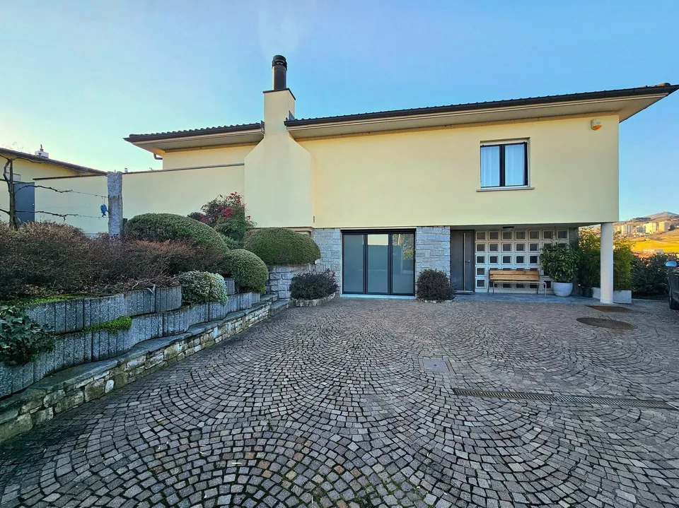 Balerna: Meravigliosa casa unifamiliare immersa nel verde, con ampio giardino e piscina