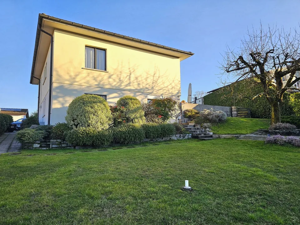 Balerna: Meravigliosa casa unifamiliare immersa nel verde, con ampio giardino e piscina