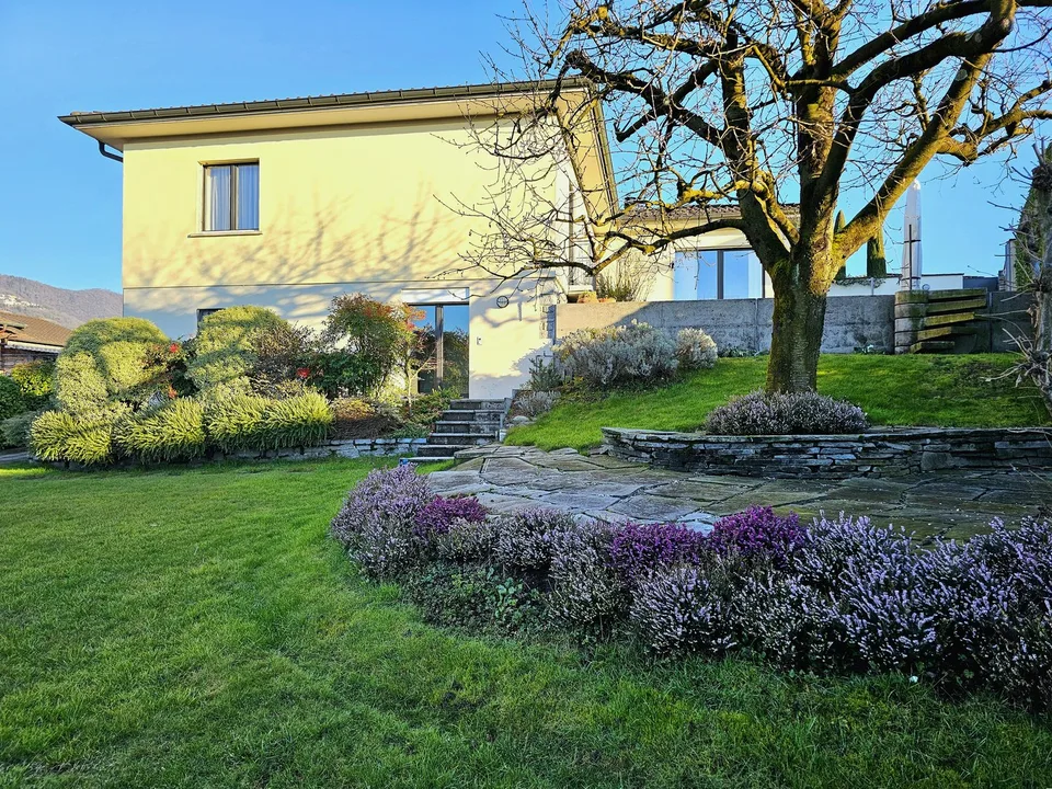 Balerna: Meravigliosa casa unifamiliare immersa nel verde, con ampio giardino e piscina
