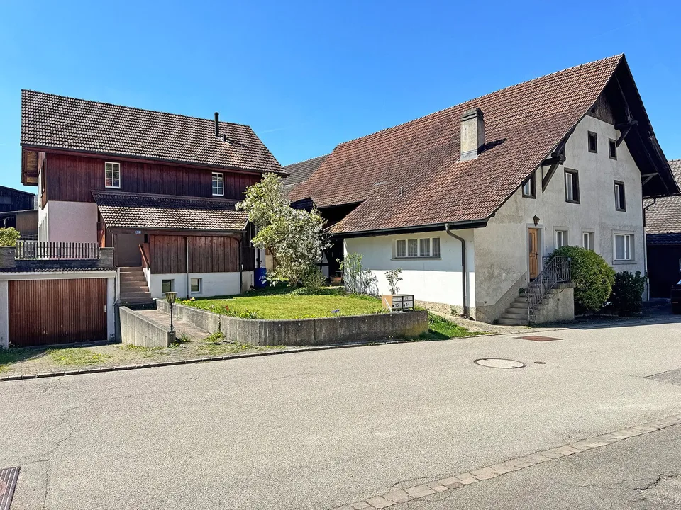 Wohnhaus mit Scheune und Einfamilienhaus