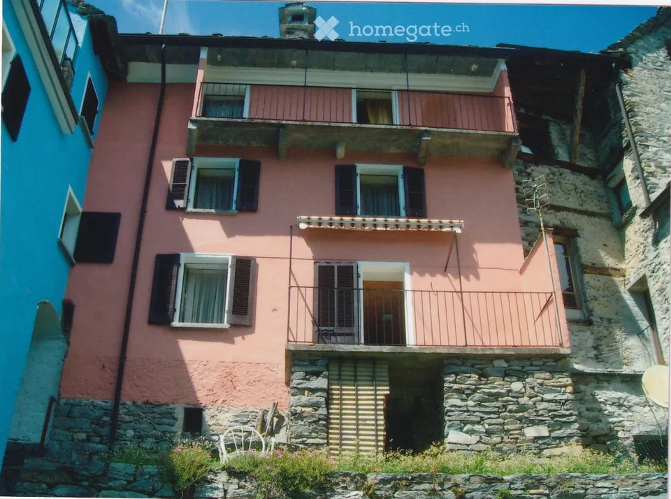 Centovalli, casa 5 loc. su 3 piani + cantina, prato da 109m2