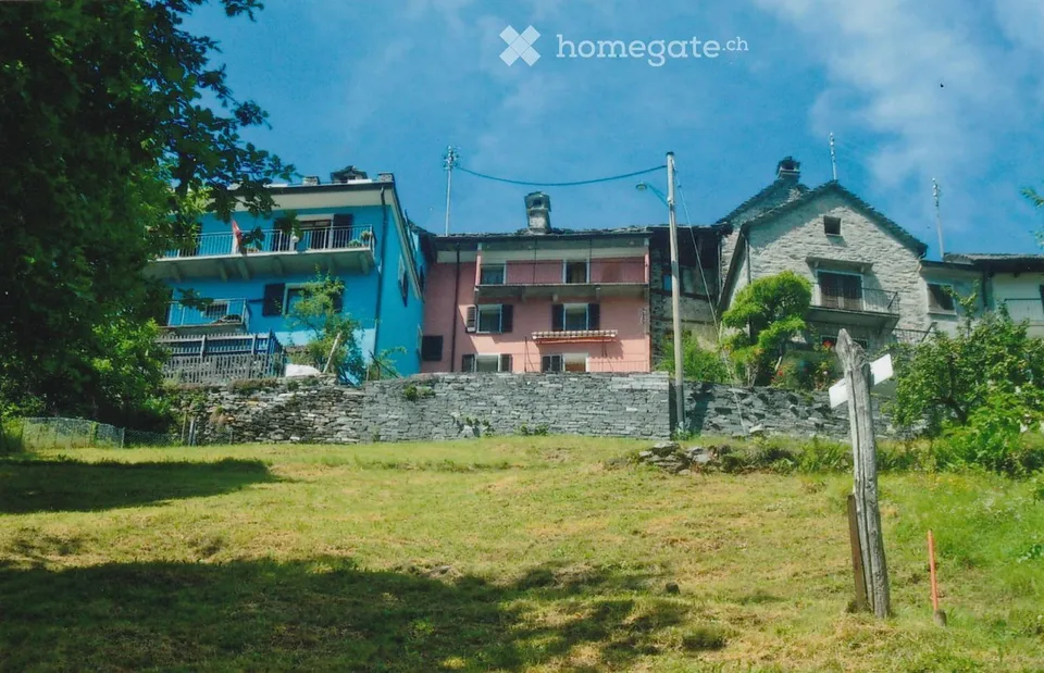 Centovalli, maison de 5 pièces sur 3 étages + cave, pelouse de 109m2