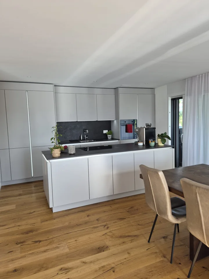 Moderne 4.5-Zimmer Attikawohnung mit Landblick