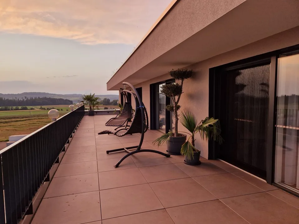 Moderne 4.5-Zimmer Attikawohnung mit Landblick