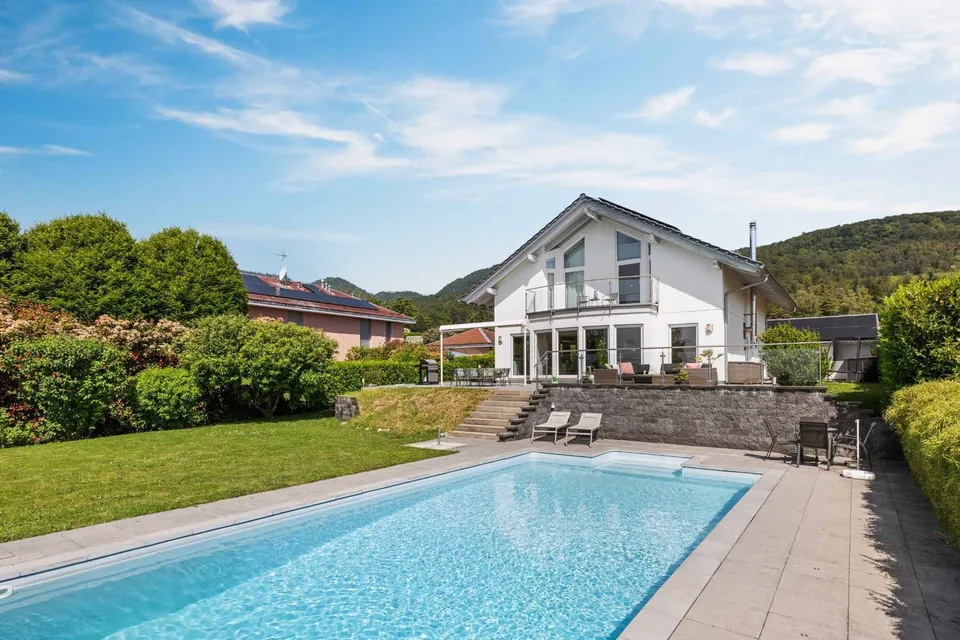 Villa moderna con piscina e vista sul lago, le Alpi e il Giura