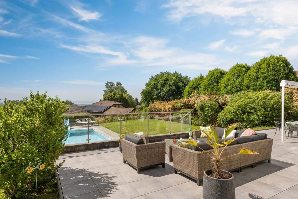 Villa moderna con piscina e vista sul lago, le Alpi e il Giura