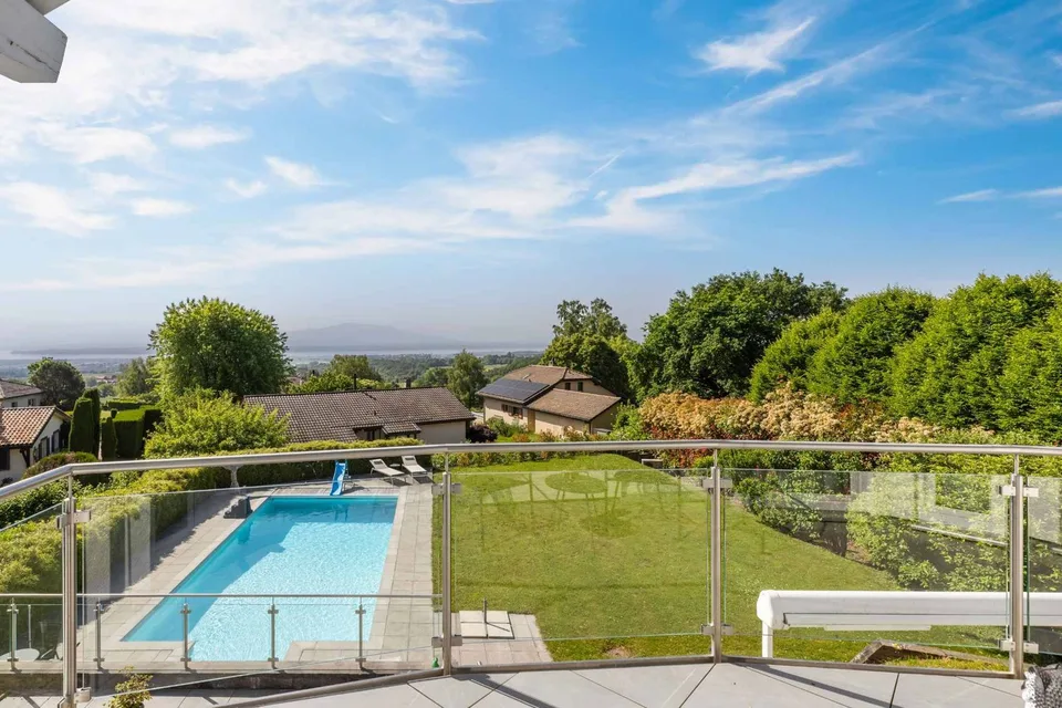Villa moderne avec piscine et vue sur le lac, les Alpes et le Jura – photo 13 sur 13