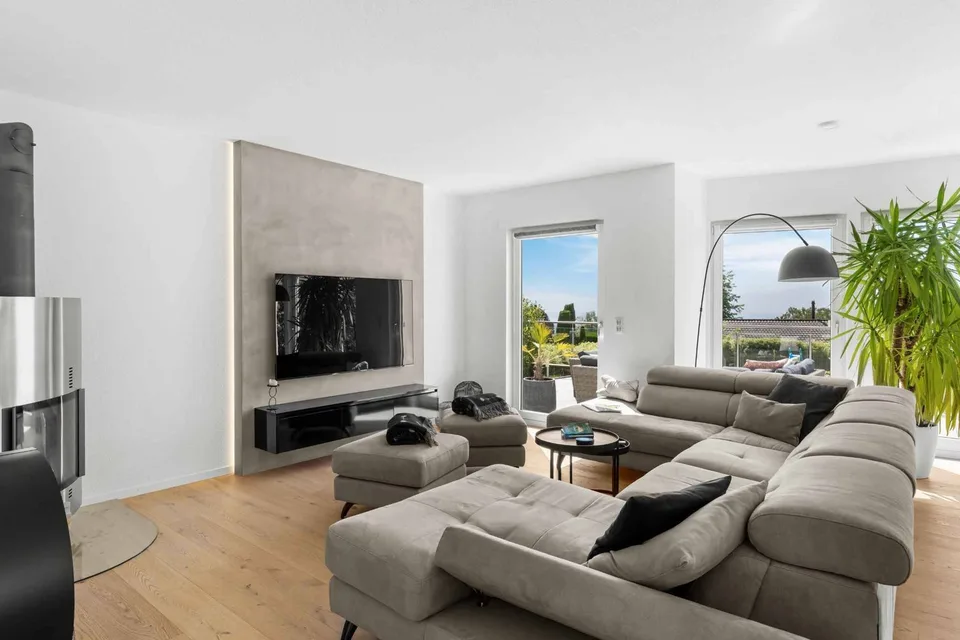 Villa moderna con piscina e vista sul lago, le Alpi e il Giura