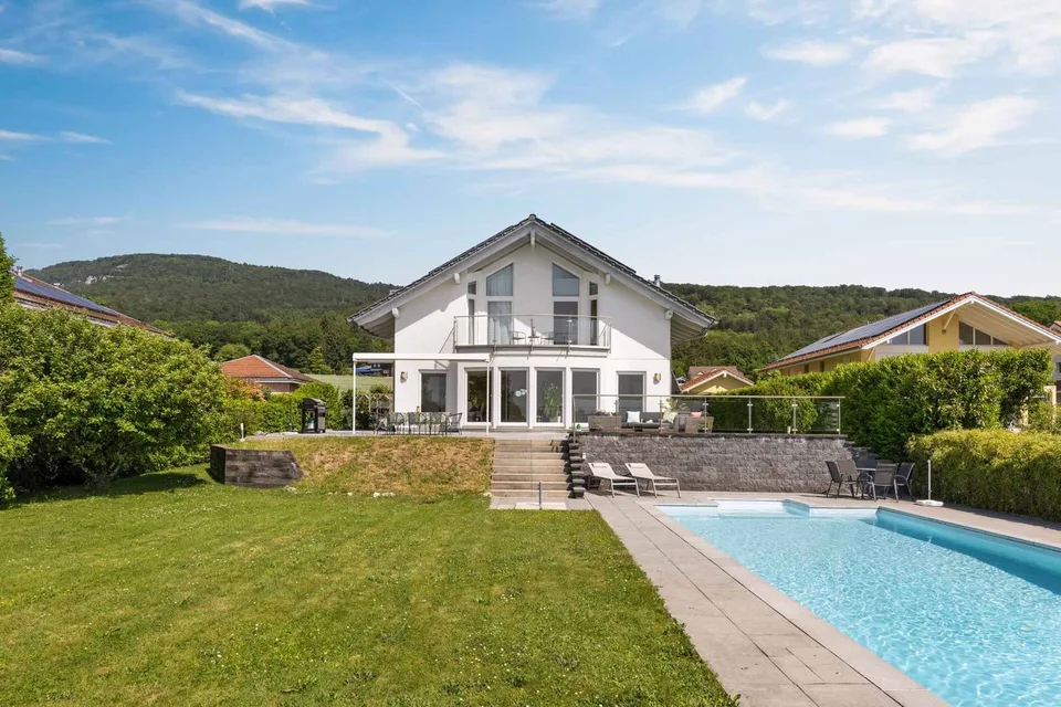 Villa moderne avec piscine et vue sur le lac, les Alpes et le Jura