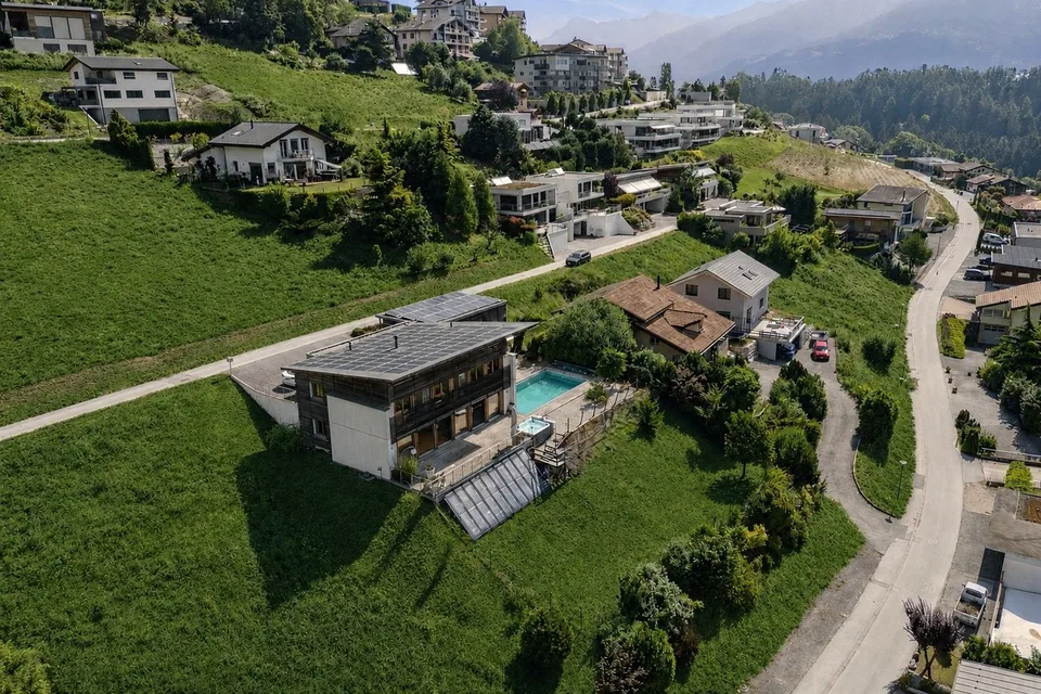 Villa avec annexe indépendante en dominance sur la plaine.