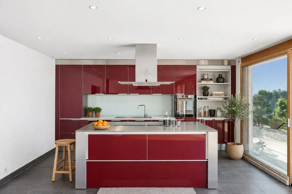 Villa avec annexe indépendante en dominance sur la plaine.