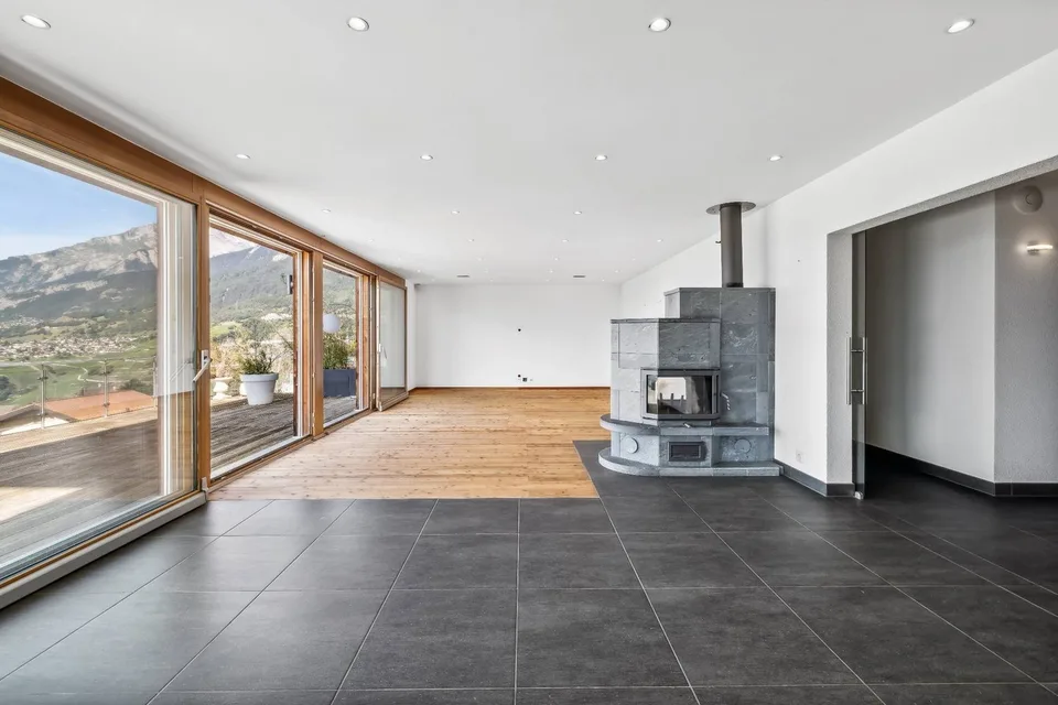 Villa avec annexe indépendante en dominance sur la plaine.