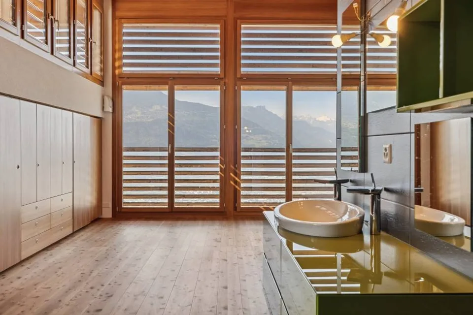Villa avec annexe indépendante en dominance sur la plaine.