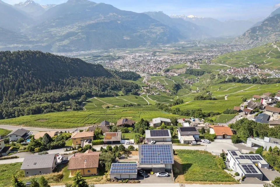 Villa avec annexe indépendante en dominance sur la plaine.