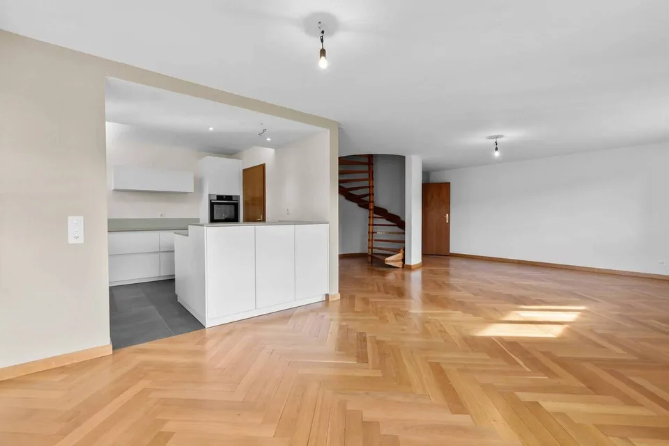 Maisonettewohnung mit Cheminée, Gartensitzplatz und 2 Aussenparkplätzen!