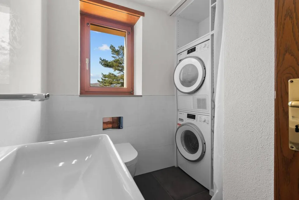Appartamento a maisonnette con camino, area di seduta in giardino e 2 posti auto esterni!