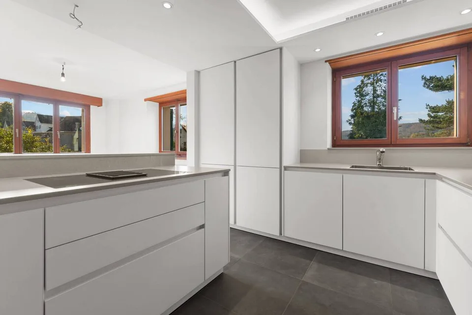 Appartamento a maisonnette con camino, area di seduta in giardino e 2 posti auto esterni!