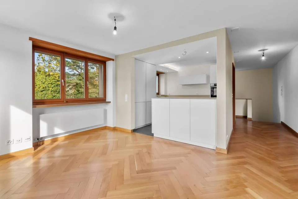 Appartamento a maisonnette con camino, area di seduta in giardino e 2 posti auto esterni!