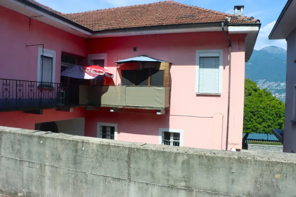 Stattliche Liegenschaft  mit Ausbaupotenzial  Casa imponente con appartamenti  con grande potenziale