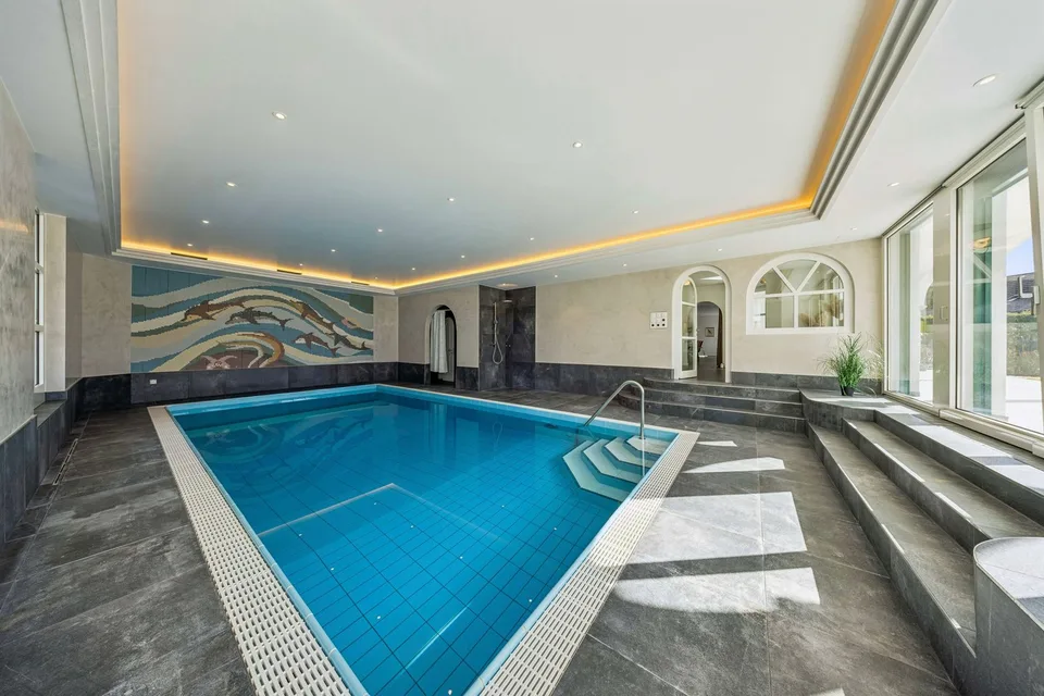 Exklusive Villa mit Indoor-Pool