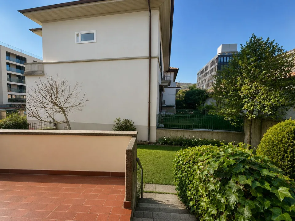 Geräumiges Familienhaus mit privatem Garten in einer ruhigen Wohngegend von Chiasso – Foto 6 von 14