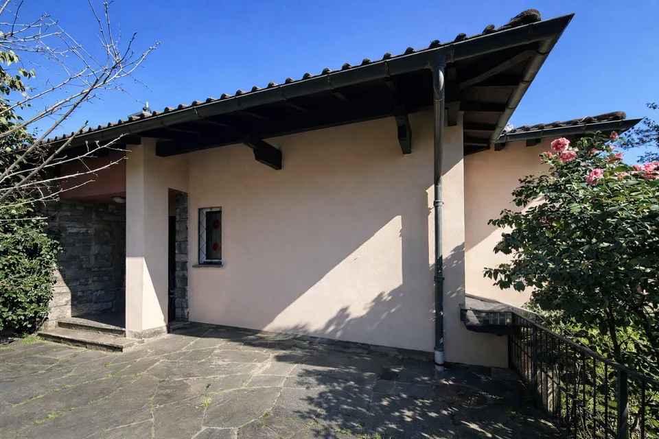 Villa avec piscine à Massagno – opportunité rare avec grand potentiel