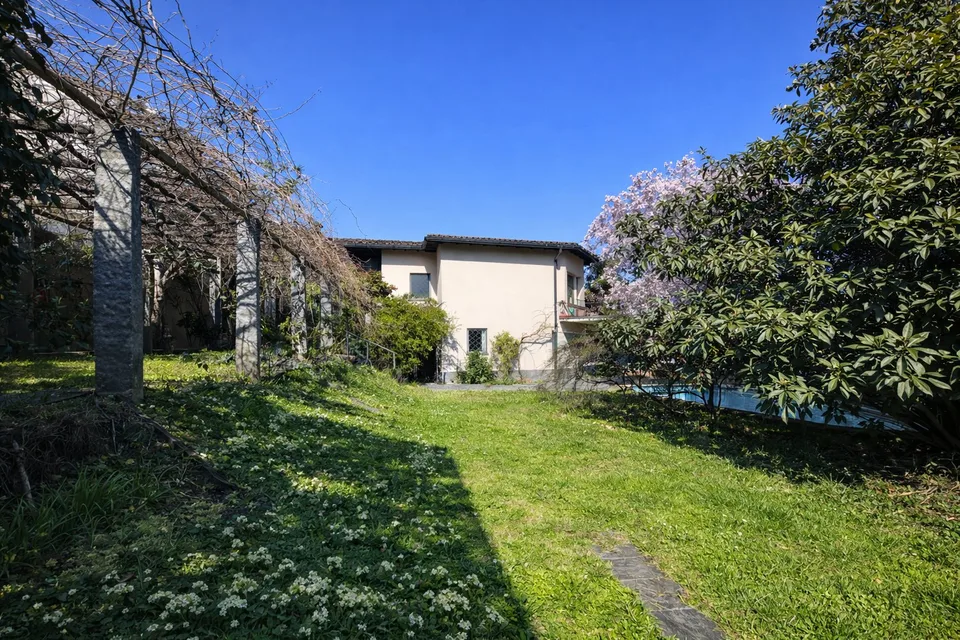 Villa avec piscine à Massagno – opportunité rare avec grand potentiel