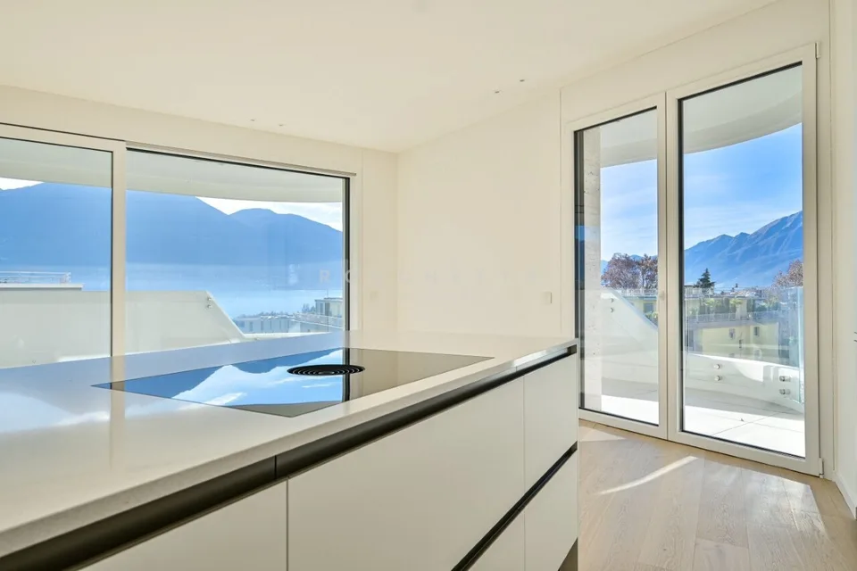 Nuovo attico con esclusiva terrazza sul tetto e grandiosa vista a 360