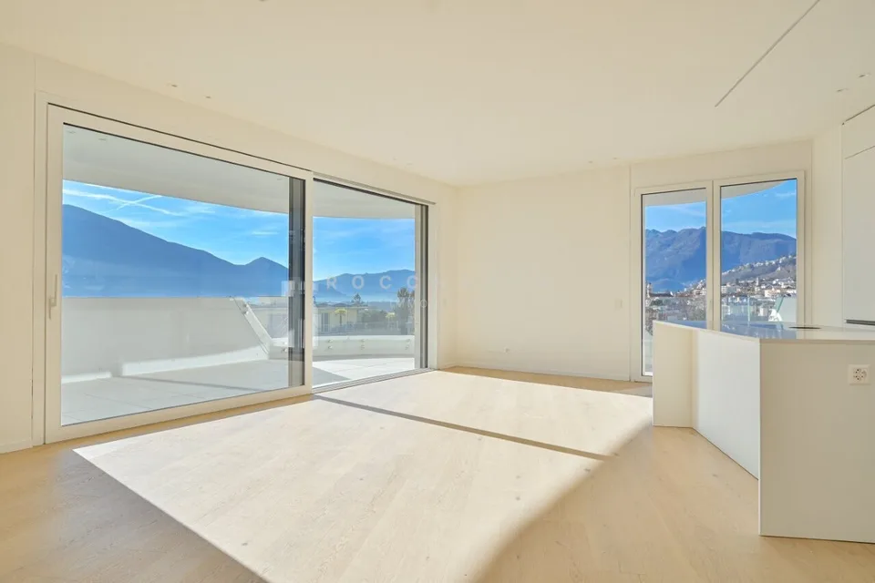 Nuovo attico con esclusiva terrazza sul tetto e grandiosa vista a 360