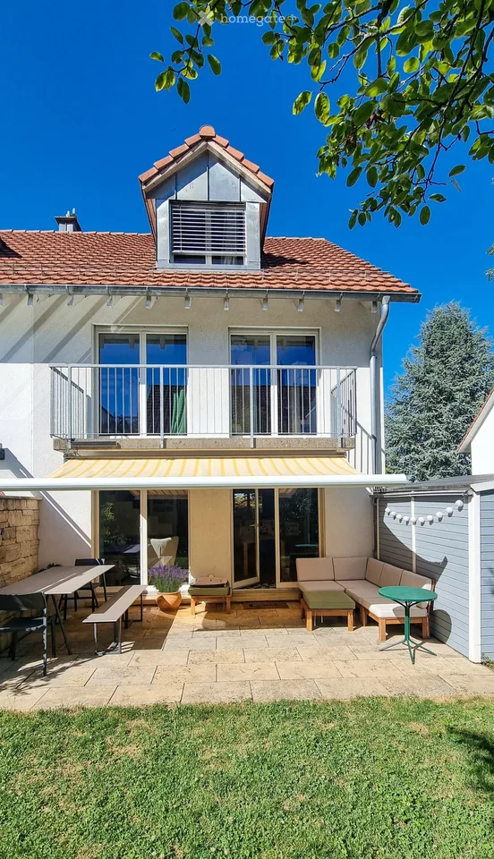 Casa a schiera ben curata in un quartiere familiare