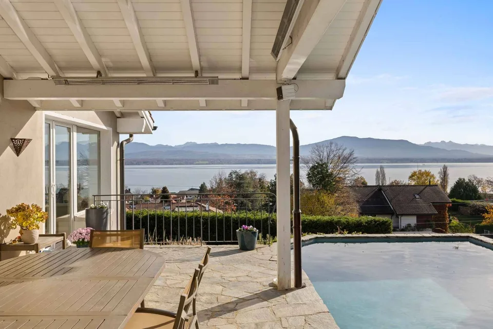 Villa indipendente con vista panoramica sul lago e le Alpi