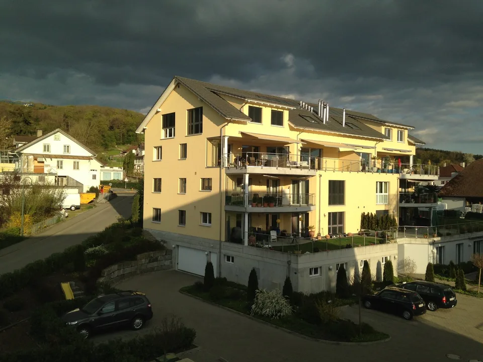 Moderne, lichtdurchflutete 5.5-Zimmer-Wohnung mit gedecktem Balkon und See-Sicht