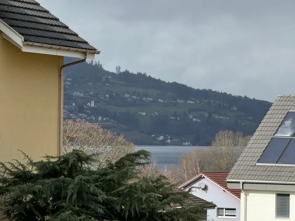 Appartamento moderno, luminoso di 5,5 locali con balcone coperto e vista sul lago