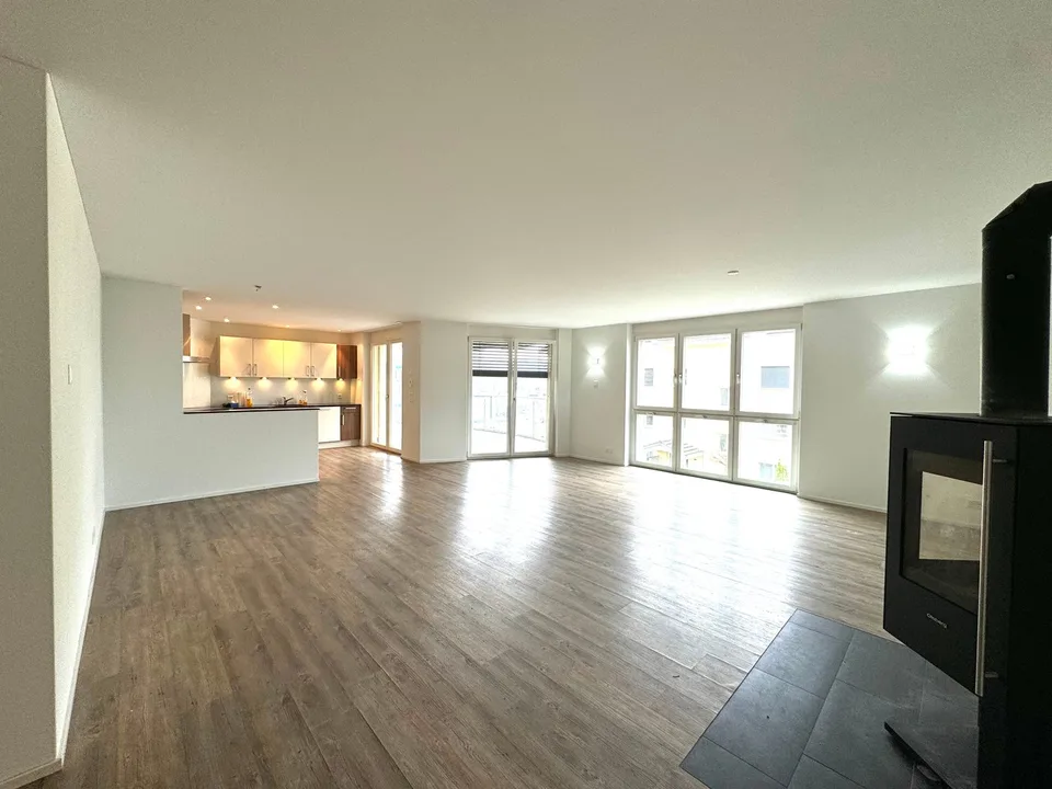 Appartamento moderno, luminoso di 5,5 locali con balcone coperto e vista sul lago