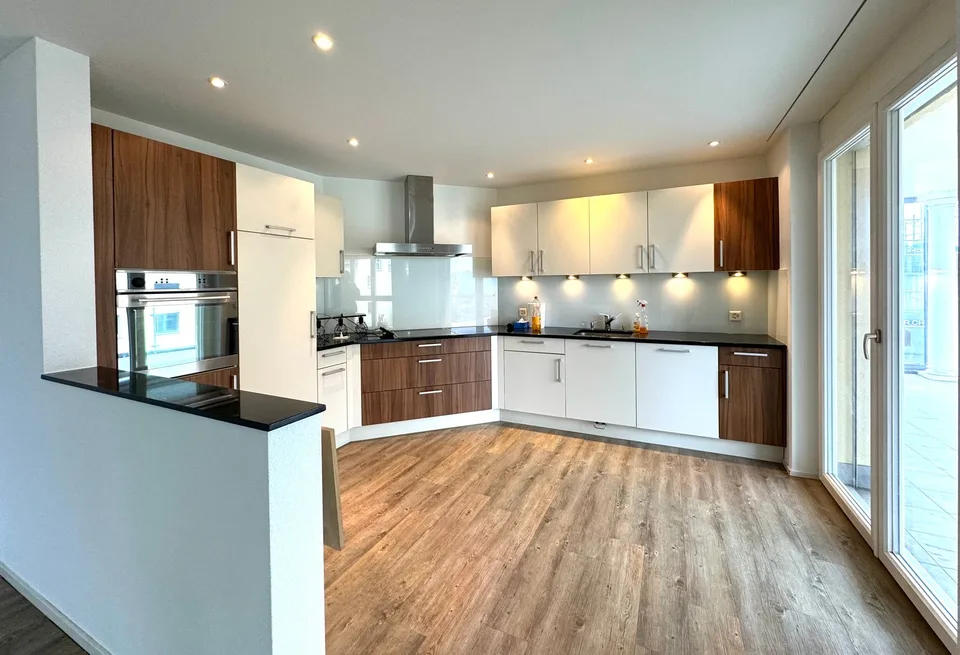 Appartamento moderno, luminoso di 5,5 locali con balcone coperto e vista sul lago