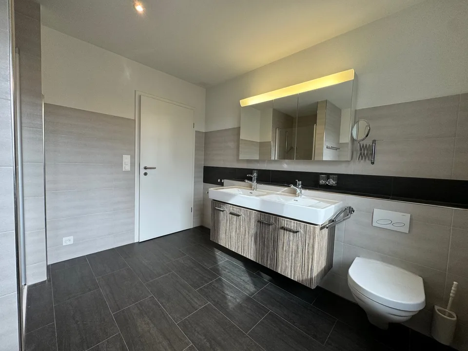 RESERVED! Modern, bright 5.5-room apartment with covered balcony and lake view – photo 8 of 16